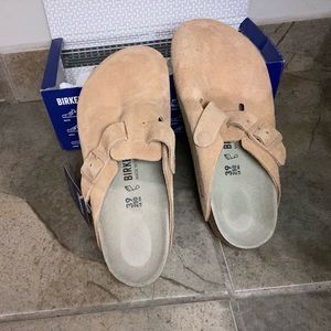 Never worn Birkenstock Boston Soft Footbed Suede Leather